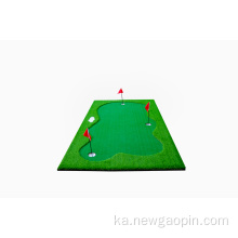 გოლფი აყენებს მწვანე მინი გოლფის კურსს 18 ხვრელი